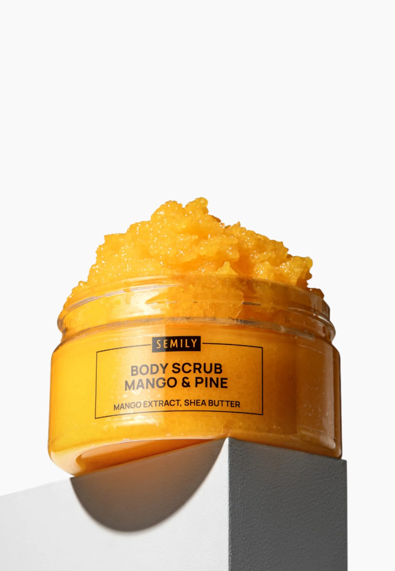 Teringizni ananas va mango ekstraktlari bilan boyitilgan fermentli skrub yordamida tetiklashtiruvchi parvarish bilan siylang.